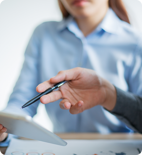 equipo-de-negocios-discutir-informacion-sobre-el-touchpad 1